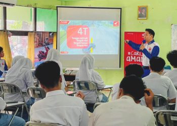 Asmo Kalbar ajak Siswa SMAS Mujahidin #Cari_aman di Jalan Raya