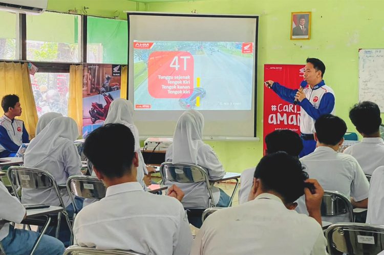 Edukasi Safety Riding Asmo Kalbar kepada siswa-siswi SMAS Mujahidin Pontianak, Senin.(ist)