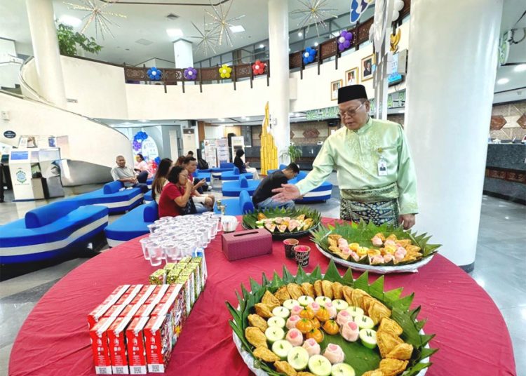 Dirut Bank Kalbar Rokidi dan sajian makanan tradisional dalam menyemarakkan Hari Jadi Kota Pontianak ke 255. Suasana penuh kemeriahan ini disajikan Bank Kalbar untuk memanjakan nasabah dan masyarakat yang berkunjung bertepatan dengan perayaan Ulang Tahun Kota Pontianak, Jumat.(ist)