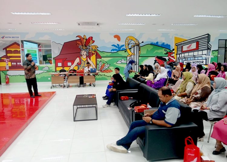 Basuki, Analis Pemasaran Kredit Kantor Cabang Utama Bank Kalbar mengungkapkan skema pembiayaan Bank Kalbar dalam kegiatan Safety Riding & UMKM berdaya bertajuk Usaha Lancar Dimulai dari Perjalanan yang Aman di Astra Motor Kalbar, Selasa. (dok)