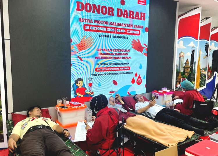 Aki kepedulian Astra Motor Kalimantan Barat bersama PMI Kota Pontianak menggelar kegiatan donor darah. (ist)