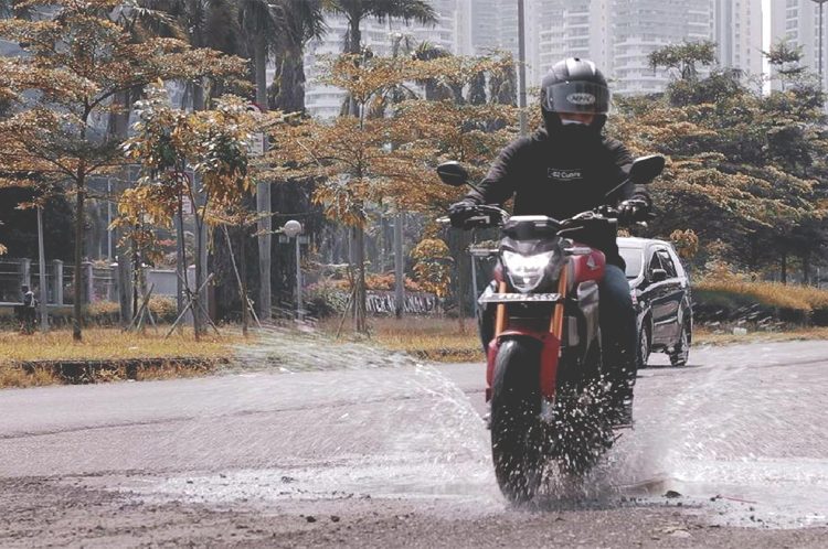 Hujan yang sudah berhenti sering kali membuat pengendara merasa kondisi perjalanan kembali aman. Padahal, setelah hujan lebat, masih ada beberapa kondisi jalan yang perlu diperhatikan, salah satunya genangan air. (ist)