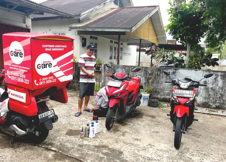 Honda Customer Assistance Road Emergency (CARE) atau Honda CARE, layanan yang siap membantu konsumen ketika mengalami kendala sepeda motor di perjalanan maupun membutuhkan servis tanpa harus datang langsung ke bengkel resmi Astra Honda Authorized Service Station (AHASS).(ist)