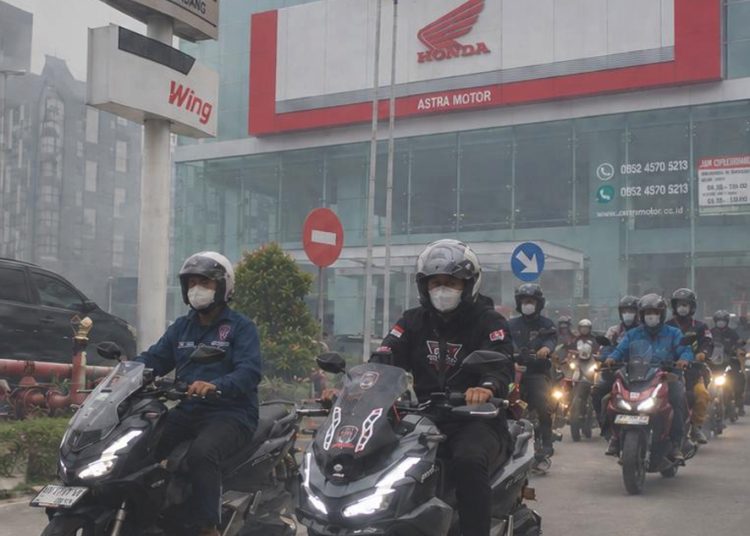 Kondisi udara berkabut asap dapat mengurangi jarak pandang dan mengganggu kenyamanan saat berkendara. Astra Motor Kalimantan Barat mengimbau seluruh pengguna sepeda motor, khususnya pengendara Honda, untuk mengedepankan keselamatan. (ist)