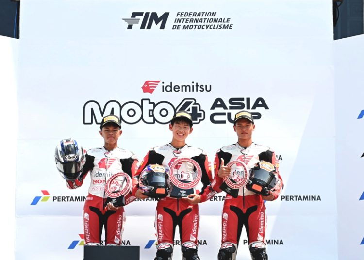 Pebalap binaan Astra Honda, Resky Yusuf Hermawan (kiri) meraih podium kedua pada Race 2 Idemitsu Moto4 Asia Cup (IM4AC) 2026 di Mandalika, Minggu. (ist)