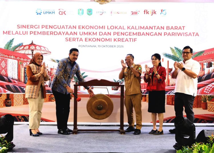 Peluncuran skema kredit bersubsidi bagi usaha mikro dan kecil, serta pemberdayaan UMKM berbasis potensi lokal dilakukan OJK Kalbar, Rochma Hidayati, Menteri UMKM Maman Abdurrahman, Kepala Kantor Perwakilan Bank Indonesia Kalbar, Doni Septadijaya dan Wagub Kalbar Krisantus Kurniawan serta Walikota Singkawang Tjhai Chui Mie, di Pontianak, Senin. (ist)