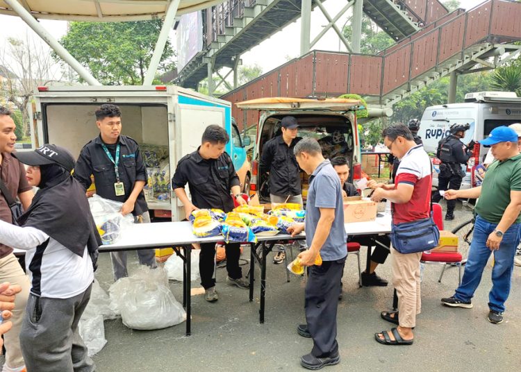 Pasar murah di area parkir Megamall Pontianak yang digelar BI Kalbar bersama Tim TPID Kalbar dan Kota Pontianak serta BMPD, Minggu. (dok nn)