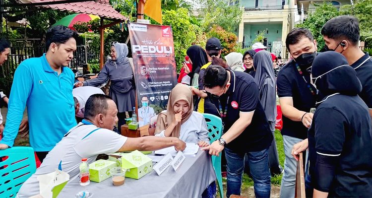 Pemeriksaan kesehatan oleh Tim Puskesmas Kopri dalam kegiatan kepedulian Asmo Kalbar terhadap masyarakat terdampak bencana karhutla. (ist)
