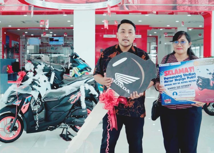 Wahyu Mustika dan Istri sebagai customer terpilih program spesial Loyalty HUT ke-56 Astra Motor kategori loyalty Champions. (ist)