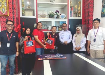 Telkomsel Salurkan Bantuan Jumat Berkah Bagi Guru Terdampak Karhutla