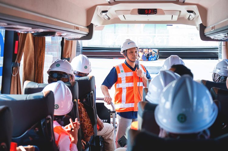 Senior Manager Perencanaan Operasi TPS, Ilyas Darmawan, menjelaskan proses bisnis TPS kepada tamu dari Kemenko Infrastruktur dan Pembangunan Kewilayahan RI. (ist)