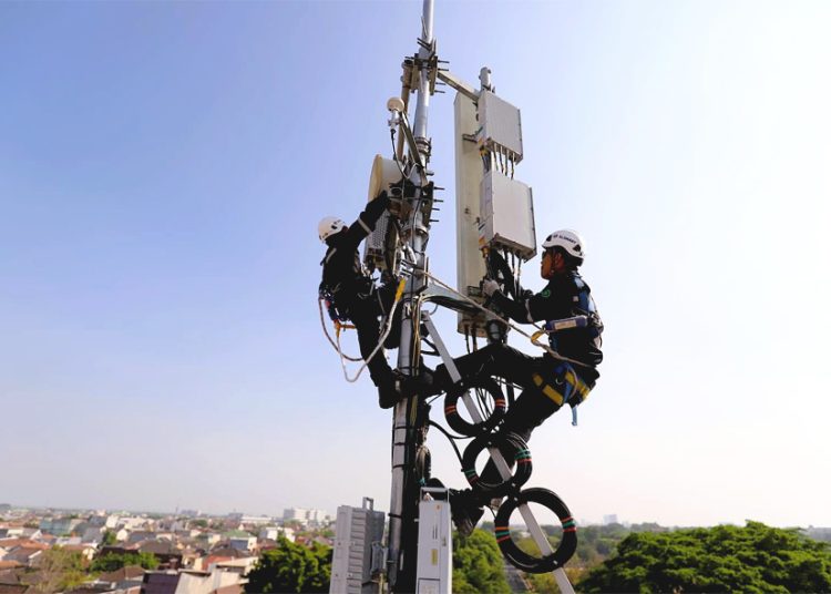 Teknisi XLSMART melakukan pemeliharaan dan penguatan infrastruktur jaringan pada salah satu menara Base Transceiver Station (BTS) di Kota Solo, Jawa Tengah. (ist)